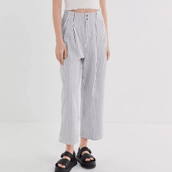 URBAN OUTFITTERS Mack Wide Leg High Waist Pleated Crop Stripe Pants White Blue 4 - Picture 1 of 10